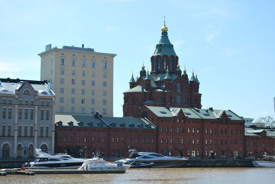 Und da haben wir doch eine Kirche mit Zwiebelturm, russisch-orthodox, sehr schön. Die Uspenski-Kathedrale, da muss ich unbedingt gleich hin. Aber mehr Eisbrecher-Fotos first.