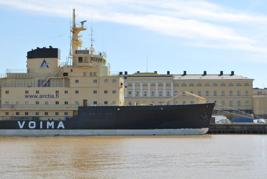 Voima heißt auf deutsch soviel wie "Macht", die anderen 2 heißen Sisu (eigentlich "gehen", aber ein ansonsten unübersetzlicher Begriff - spinn-finnlandtechnisch - sowas, wie Stärke, Kraft) und Kontio (=Bär)