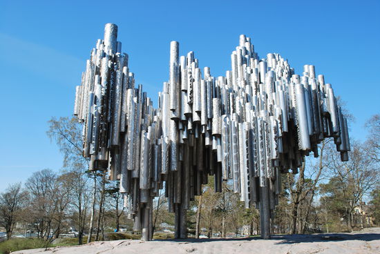 mehr als 600 Stahlpfeifen, warum nur ? Hatte Sibelius irgendwas mit Orgeln zu tun ? Ich glaube, nicht.