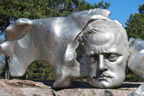 Er starb 1957, 10 Jahre später war das Denkmal fertig für ihn mit dieser - sagen wir mal - "Konstruktion" hinter seinem Kopf, naja finnisches Design ist echt besonders.