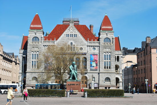 Ein berühmter Schriftsteller mit Statue am Bahnhofsplatz: Aleksis Kivi. (Habe ich noch nie was von gehört).