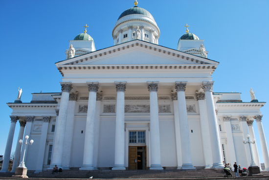 Tuomiokirkko in ihrer ganzen, kreideweißen Pracht