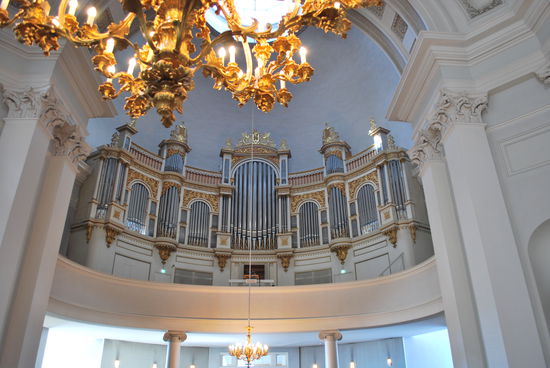 selbst die Orgel, sehr puristisch