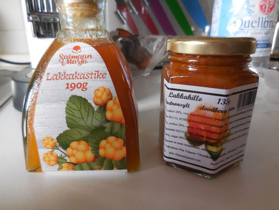 So sieht das Zeug aus, beide Minigläser zusammen haben etwa 15 EUR gekostet. Die Sauce habe ich aufgemacht, ein paar Tropfen über Vanilleeis gegossen und probiert: Bäääh !!! Sowas von sauer, ein bisschen so wie Schlehen...