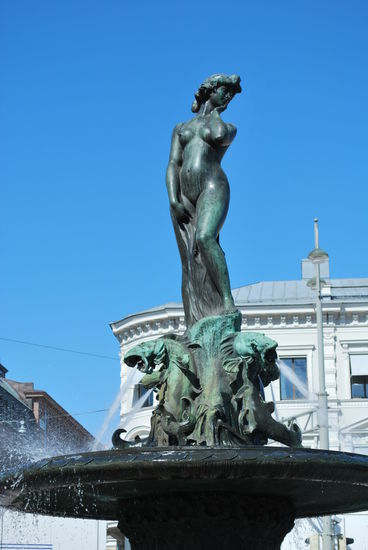 Wo gibt es so eine schöne Brunnenfigur mit so einem schönen Namen sonst noch ? Nirgends, bestimmt.