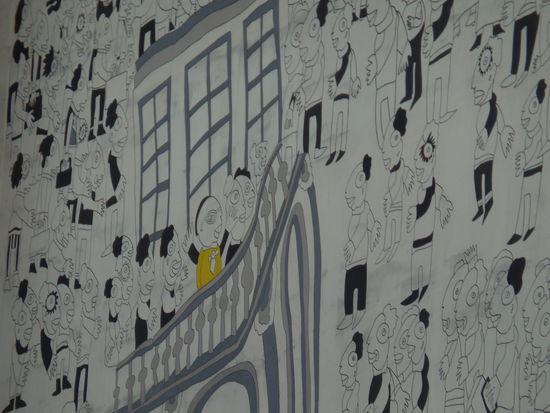 Ein Teil des Bildes ist schwarz-weiß. Und das Ganze hat was mit der Wende zu tun. Von alleine wäre ich nie drauf gekommen, aber der Typ im gelben Pullunder ist natürlich Hans Dietrich Genscher - der damalige FDP-Außenminister, wie er vom Balkon der Prager Botschaft ruft "ich komme, um Ihnen mitzuteilen, dass heute Ihre Ausreise..." Der Rest ging im Jubel unter.