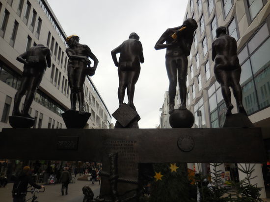 Die unzeitgemäßen  Zeitgenossen - eine Skulptur von Bernd Göbel. Ich sehe sie mir an, aber mich treiben andere Dinge um...