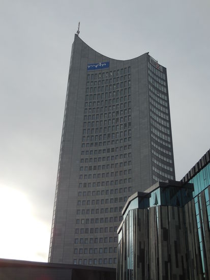 Viel mehr beschäftige ich mich nämlich schon damit: Der "steile Zahn", wo zwar noch immer MDR dran steht, aber Universität drin steckt. Da oben auf dem Dach gibt es nämlich eine Aussichtsplattform, die ich mir - Höhenangst hin oder her - ansehen will.