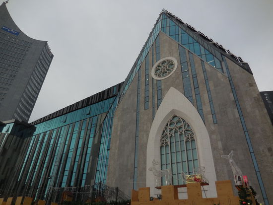 Sowieso ist hier Uni-Viertel - mitten in der Innenstadt, toll ! Und dieser - scheinbar Sakralbau - gehört auch zur Uni Leipzig. Dort stand jedoch mal eine echte Kirche....