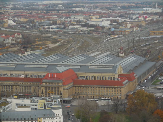 Es herrscht kein Andrang im Gebäude, man kann direkt zu den Fahrstühlen. Oben gibt es ein Drehkreuz mit Einlasskontrolle. Es kostet nur 3,00 EUR, um weiter vorzudringen. Und dann: Frischluft ! Leipzig von ganz oben ! Ein grandioser Ausblick. Insbesondere auf den riesigen Bahnhof.