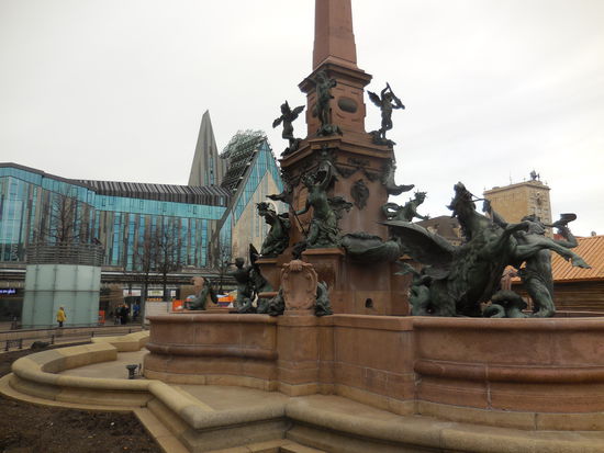 Der Mende-Brunnen vor dem neuen Gewandhaus und dem Paulinum