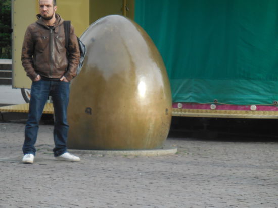 Golden Ei (eye) - nöö, kein Denkmal für Ostereier, sondern eine Glocke ! Sie nennt sich Demokratieglocke und läutet zum Gedenken an die Montagsdemonstrationen immer Montags um 18.35 Uhr. Tja, Leipziger Eierlei - oder was soll man dazu sagen ???