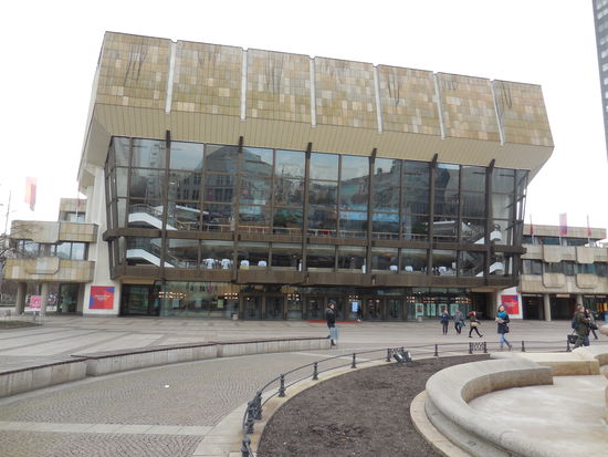 Das neue Gewandhaus (Konzerthalle) ist so ein typischer DDR-Bau aus den frühen 80ern. Nicht wirklich schön, aber damals hieß der Platz auch noch Karl-Marx-Platz und dazu passte das Ding irgendwie. Heute ist das Teil eben da, soll wohl eine recht gute Akustik haben und es hat ein cooles Deckengemälde im Inneren.