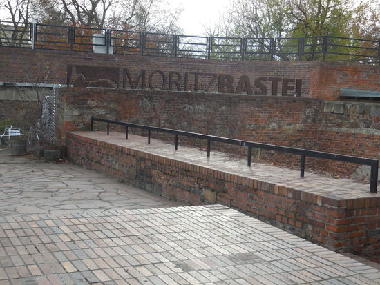 Quasi der Campus der Leipziger Uni: Die Moritzbastei. Es ist die einzig erhaltene Stätte der ehemaligen Stadtbefestigung von Leipzig, wurde von Studenten als Studentenclub hergerichtet und wird heute als Kulturzentrum betrieben.