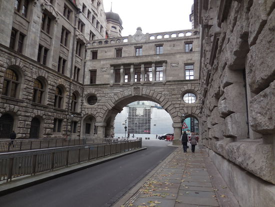 Brücke zwischen 2 Gebäudeteilen des Leipziger Rathauses. Sie erinnert mich spontan an die Seufzerbrücke in Venedig im dortigen Dogenpalast. Hier ist die Brücke eher als "Beamtenlaufbahn" verschrieen. Da die Brücke 2-stöckig ist, begegnen sich die seufzenden Beamten nicht einmal: Diejenigen, die  morgens zu spät kommen und diejenigen, die abends zu früh gehen...