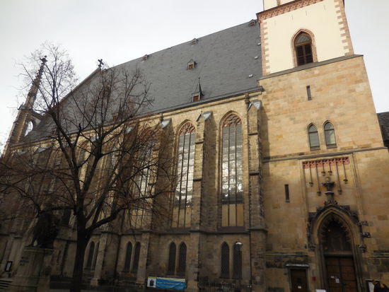 Gleich ums Eck steht die ach so berühmte Thomaskirche, die für Johann Sebastian Bach steht. Was hat mich mein ehemaliger Musiklehrer mit Bach gequält und immer wieder davon gequatscht, er sei ja Kantor in der Thomaskirche von Leipzig gewesen. Thomaner-Chor, BWV, Kantaten, Fugen, bla, bla, bla.
So dachte ich mit 15. Und heute ? Mein liebstes klassisches Musikstück ist die Toccata von Bach !!! Und ich hätte nie geglaubt, dass es für mich überhaupt mal ein klassisches Lieblingsmusikstück geben würde.