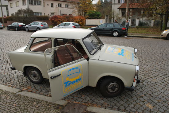 Pünktlich um 10.00 Uhr vormittags stand dann dieser freundlich-graue Trabi vor der Hoteltür und ein sehr netter eloquenter junger Mann namens ? (Name leider vergessen) stellte sich mir als mein Fahrer/Guide für die kommenden 1,5 Stunden vor.