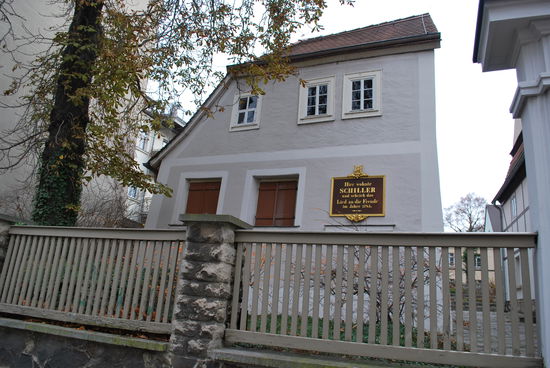 Schiller und Goethe waren zu ihrer Zeit ja ganz groß in Leipzig zugange...
In diesem irgendwie halben Haus hat Schiller gewohnt und schrieb die Ode an die Freude. "Freude schöner Götterfunken, Töchter aus Elisium..." Geil, ich kann den Text noch...