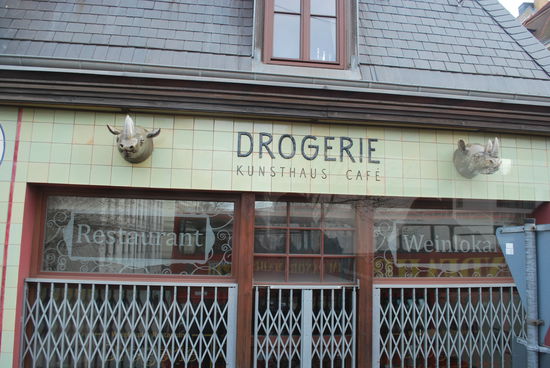 Ziemlich berühmtes Lokal in Gohlis mit Rhinozerossen an der Fliesenwand...