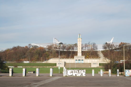 Das Stadion von Leipzig, bzw. jetzt Red-Bull-Arena. Fußballfan bin ich jetzt nicht, aber selbst ich weiß, dass Red Bull dem Leipziger Team momentan echt Flügel verleiht...