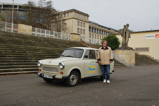 Mein Trabi und ich ! Der Parkplatz ist groß genug, wenig andere Autos, keine Bäume, Menschen oder Tiere. Relativ gefahrloses "Selber-Trabi-fahren" sollte hier für mich möglich sein. Ich setze mich hinters Steuer. Vor allem die Lenkradschaltung ist natürlich gewöhnungsbedürftig. Im Fußraum ist pedal-mäßig alles normal. Der Motor spricht recht gut auf´s Gas an und ja, die Karre fährt sich einwandfrei !