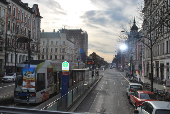 Entlang dieser langen Straße - Partymeile und Kneipenzone - kommt mein Guide so richtig ins Erzählen und Schwärmen. Es ist die Karl-Liebknecht-Straße, im Volksmund "Karli" genannt. Eine Ausgeh-Hochburg für junge Leute am Wochenende...