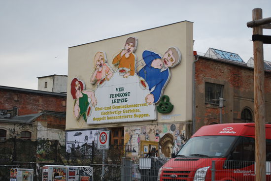 DDR-Werbung steht in L zumindest unter Denkmalschutz, mittlerweile. Zurecht, finde ich. Die sogenannte "Löffelfamilie" des VEB Feinkost Leipzig ist so eine schöne, nostalgische Reklametafel. Der Unterhalt solcher (beleuchteten) Werbetafeln kostet Geld, natürlich. Deswegen steht unterhalb der Tafel hier eine kleine Fotobox - und wer Geld einwirft, um ein nostalgisches Foto-Box-Bild zu erhaschen, bringt das Neon-Bild der Löffelfamilie zum Leuchten ! Cool, oder ?