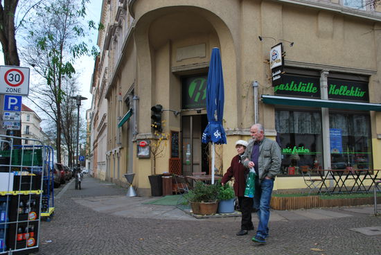 Und für die ewig-gestrigen, oder neo-hippen Leute: Das Kollektiv. Eine Ur-DDR-Kneipe mit Original-Ausstattung und Original-Menü. Dort gibt es mit Sicherheit das Leipziger Allerlei. Mittlerweile ist das Lokal natürlich "Kult".
Aber auch im Waldviertel von L hatte mein Guide mir z.B. eine Bäckerei gezeigt, in der es original DDR-Brötchen bis zum heutigem Tage nach altem, bewährtem Rezept gibt. Die sollen hammerlecker schmecken. Ich finde es toll, dass sich das Gute aus dem Schlechten bewahrt hat.