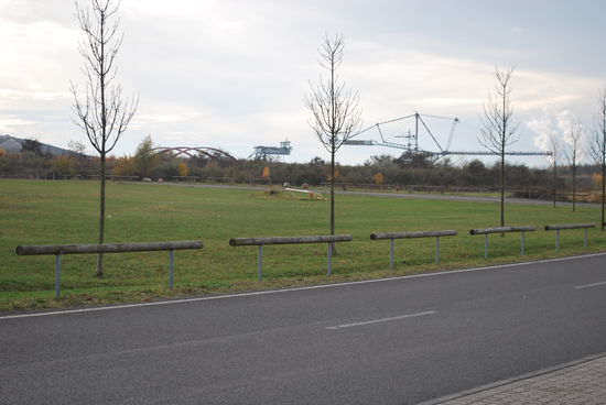 In der Ferne ein altes Braunkohle-Bergwerk