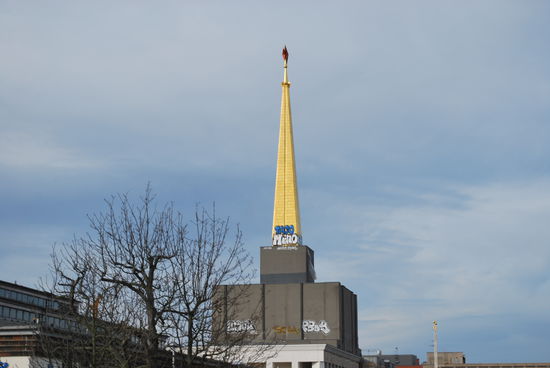 Stalinstachel von Leipzig - nein, aber sowjetische Messehalle. Das Gebäude ist alt - aus den 20ern, der Goldstachel stammt aus  den 50ern inklusive des roten Sterns... Noch heute steht das Gebäude leer. Es soll aber demnächst wieder irgendwas einziehen. Was auch immer.