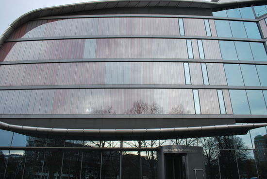 DAS soll jetzt echt so aussehen, wie ein Buchdeckel - hmmm. Bücherregal aus den 70ern schon eher, ich würde gerne mal rein, denn da drinnen sollen alle Bücher Deutschlands stehen. Bzw. auf deutsch. Ich würde gerne mal nachsehen, ob sie meine Lieblingsbücher auch parat haben. Nächstes Mal...