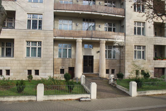 Das ist nicht Plattenbau - sondern ziemlich schick - war aber vielleicht mal "Platte",  bevor man mit dem Fassaden-Tuning angefangen hat. Jedenfalls hat hier in diesem Haus mal Angela Merkel gewohnt, während ihrer Studentenzeit in Leipzig.