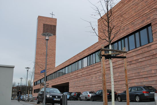 Katholische Kirchen gab´s in der DDR kaum. Diese namens St. Trinitatis ist eine. Natürlich nach der Wende gebaut, verrät schon die moderne Optik. Von den humorvollen Leipzigern als St. Tetris veräppelt. Nicht ganz zu unrecht...