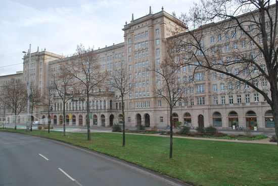 Und da ist sie: Die Sowjet-Architektur par excellence in Leipzig ! Monumental. Klotzig. Protzig. Riesig. Und dennoch nicht unschön. Ich mag das durchaus sehen und besonders cool ist, dass es noch heute das Ring-Café in diesem Klotz gibt, wie auch schon vor zig Jahren zuvor...