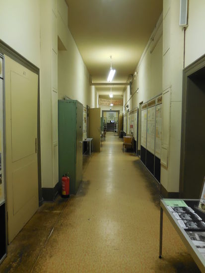 Zurückgebeamt in die 60er-/70er Jahre. In der BRD sah es auf Behördenfluren damals kaum anders aus.