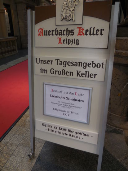 Eigentlich finde ich das Tagesangebot für dieses Restaurant nicht zu teuer, aber ich habe noch keinen Hunger. Also bin ich auch nicht die Treppen hinuntergegangen, weil ich mir denke, dass die im Restaurant bestimmt keinen Bock auf Leute haben, die nur gucken und fotografieren wollen und nichts konsumieren.