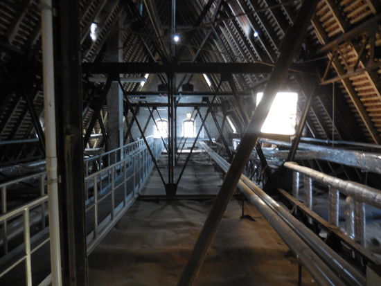 Im Dachstuhl wird ein Luftangriff aus dem 2. Weltkrieg simuliert geräuschstechnisch. Da gefriert einem das Blut in den Adern...