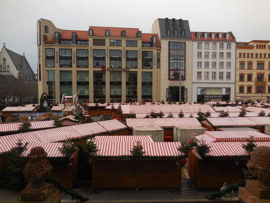 Blick aus einem Fenster auf den - noch - nicht geöffneten Weihnachtsmarkt.