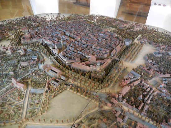 Das interaktive Stadtmodell ist auch toll, man hat per Klick auf einen Schalter den Direktvergleich von Mittelalter zu heute. Sowas hat Köln auch, aber hier befasse ich mich länger mit der Spielerei, weil´s irgendwie cooler gemacht ist.