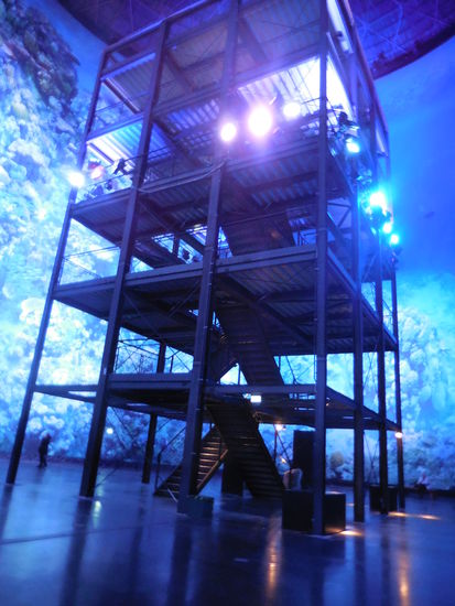 Von verschiedenen Ebenen des Turmes in der Mitte des Rundbaus kann man perfekt schauen in das gigantische Wimmelbild rundum einem. An der Kasse kann man sich auch Ferngläser ausleihen. Ich habe das aus Unkenntnis dessen, was mich erwartet nicht getan - und habe es bereut.