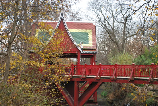 Sieht für meinen persönlichen Geschmack immer doof aus, wenn man versucht, auf Exotik zu machen im heimischen Laubwaldbestand. Aber es soll wohl thailändisch anmuten an dieser Stelle...
