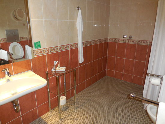 Auch im Bad herrscht Platz zum Gruppen-Duschen, ist meinerseits allerdings unerwünscht.