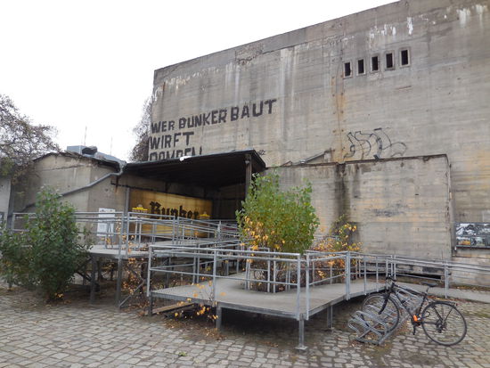 Wer Bunker baut, wirft Bomben ! Sehr wahr.