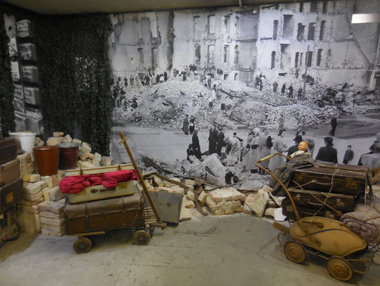 Ein Foto aus dem Museum - die Trümmer Berlins und ein paar erhaltene Dinge, die übrig geblieben sind.