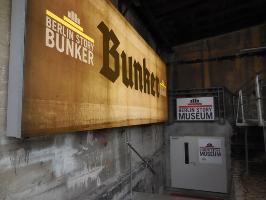 Der Eingang zum Bunker für die Führung...