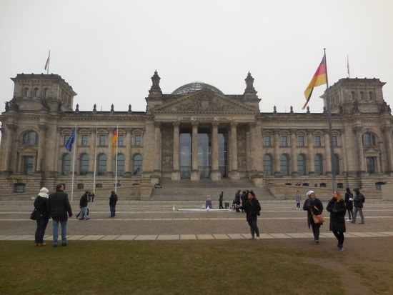 Immer wieder schön: Der Reichstag. Auch ich versuche mich, im Selfie-machen, dabei kommt aber nichts zeigenswertes heraus.
