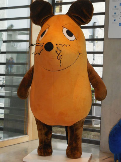 10 minutes to-go. Ich verbringe sie mit der Maus. Es gibt nämlich echt ein paar PC´s, an denen man ARD-Geschichte lernen kann. Von der Maus, mit der Maus und über die Maus. Und vieles anderes mehr.