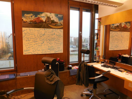 An die Fotowand mit den vielen Unterschriften komme ich leider nicht dicht genug heran, um erkennen zu können, wer sich hier verewigt hat.