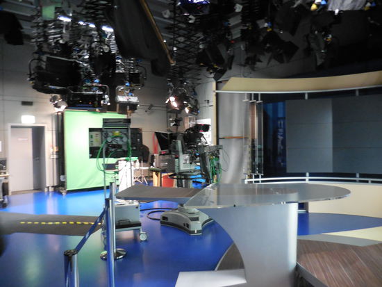 Aber so sieht es aus ! Die Pantoffeln sind wichtig wegen der ganzen Kabel, die auf dem Fußboden herumliegen, zwar überdeckt sind, aber mit Straßenschuhen könnte man da trotzdem Kabelbrüche reintreten.