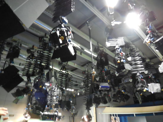 Es hängen tierisch viele Scheinwerfer unter der Decke und es stehen Kameras herum ohne Ende. Kein Wunder, dass es hier drinnen mega-heiß ist, wenn die Scheinwerfer eingeschaltet sind. Aber es gibt eine Hochleistungsklimaanlage.
